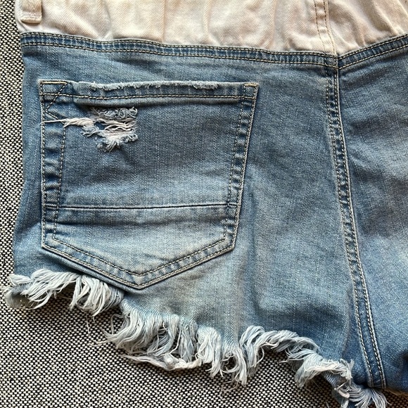 🤍 Vintage Kendal and Kylie Distressed Denim White High Rise Shorts , Size: 11 - Picture 8 of 12